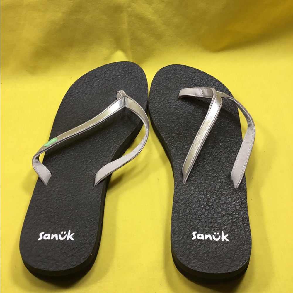 Sanuk Women's Metallic Silver and Black Flip Flop Sandals SZ 8 - Picture 2 of 8